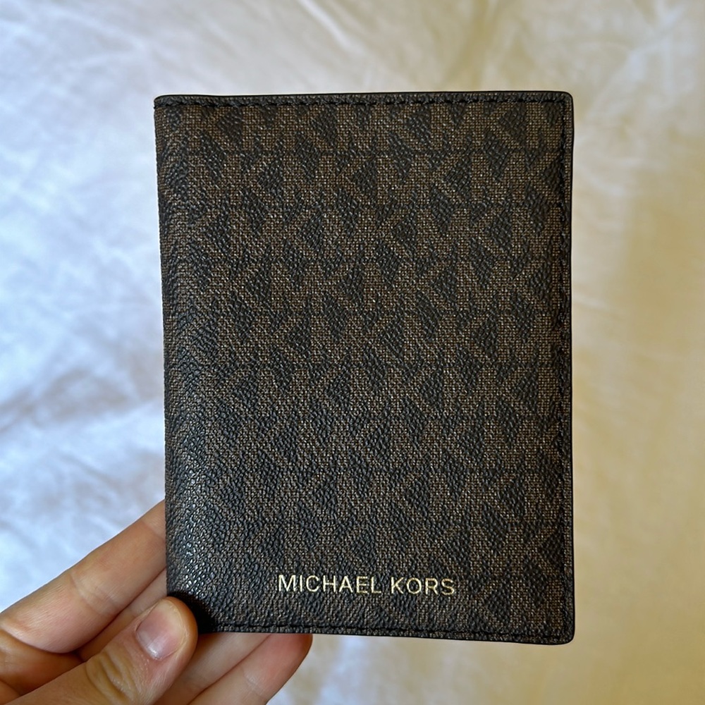 Michael Kors passport case/wallet